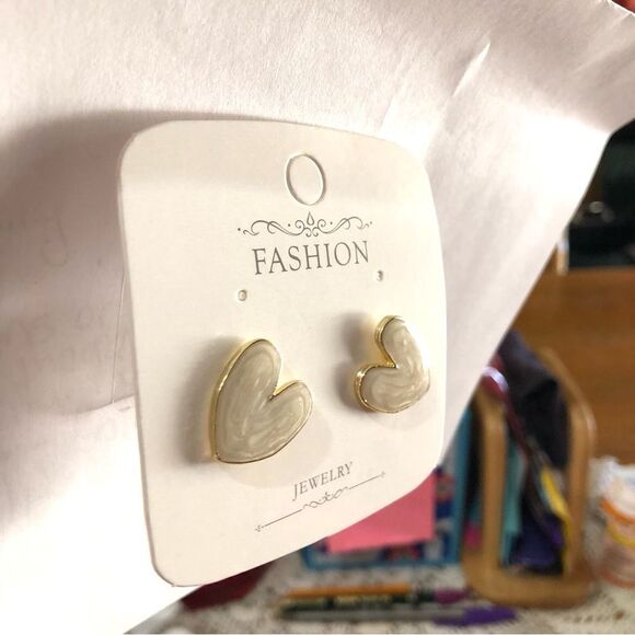 Fashion Jewelry Pearl Heart Shaped Stud Earrings - Picture 8 of 8